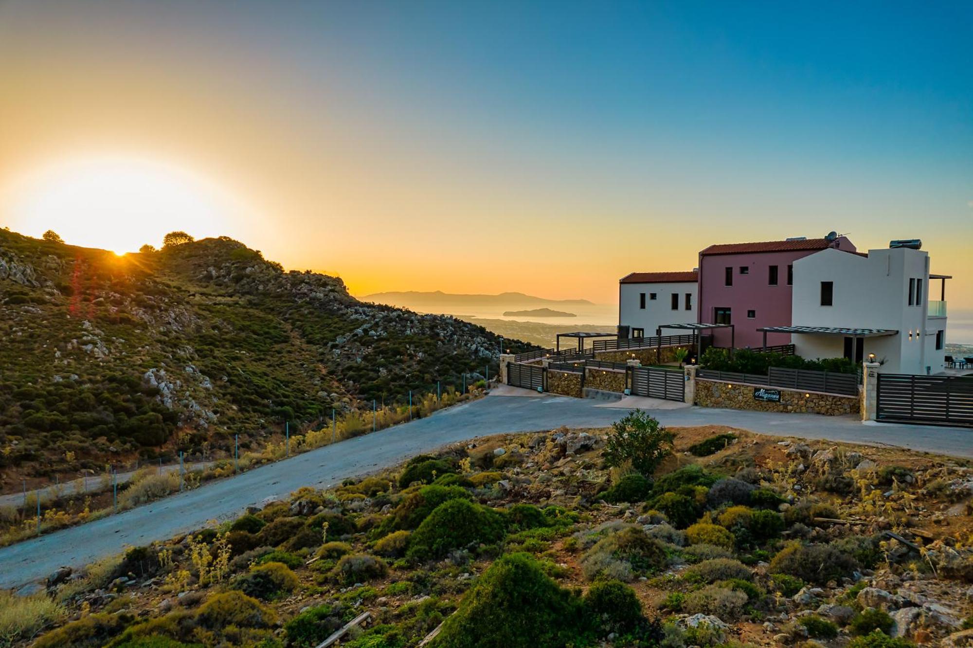 Mari Chania, With Private Ecologic Pool And Amazing View! Khania