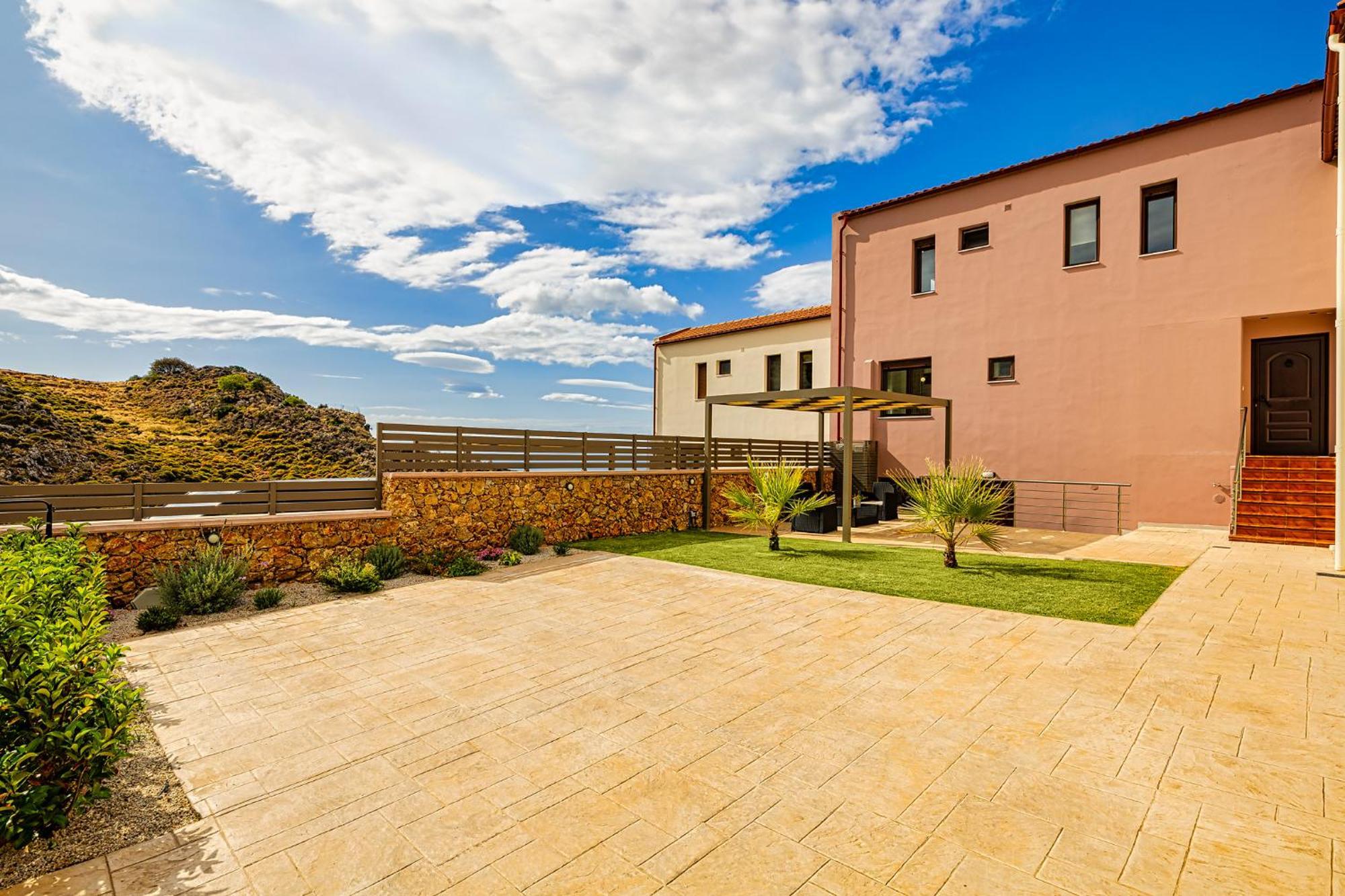 Mari Chania, With Private Ecologic Pool And Amazing View! Khania