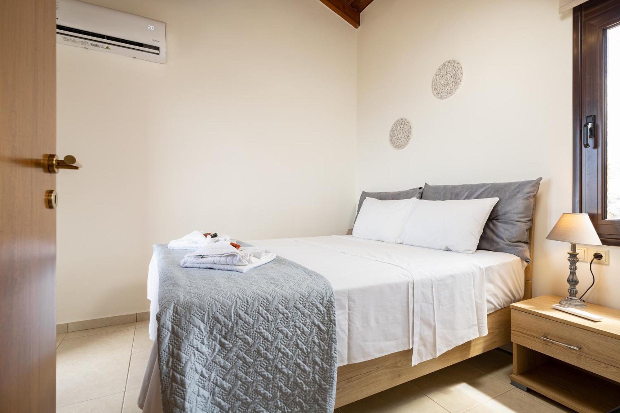 Mari Chania, With Private Ecologic Pool And Amazing View! Villaer Khania